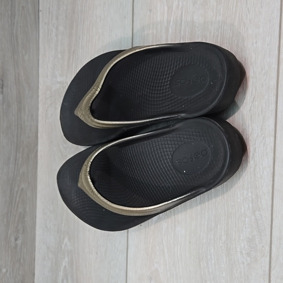 Oofos Women Thong Sandals Slide shoes 7 - Picture 5 of 12